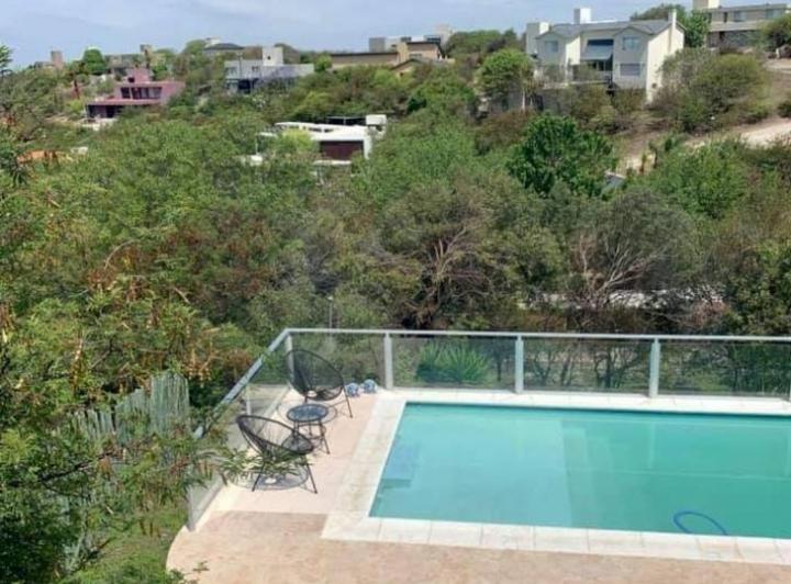 Casa · 1204m² · 4 Ambientes · 2 Cocheras