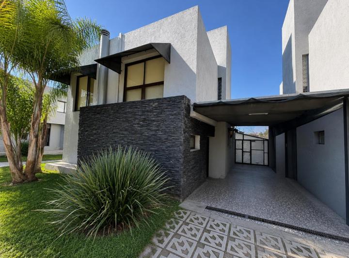 Casa · 220m² · 7 Ambientes · 2 Cocheras