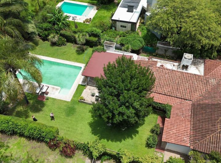 Casa · 350m² · 8 Ambientes · 2 Cocheras
