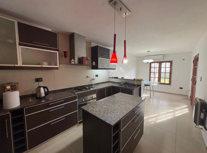 Casa · 244m² · 5 Ambientes · 2 Cocheras