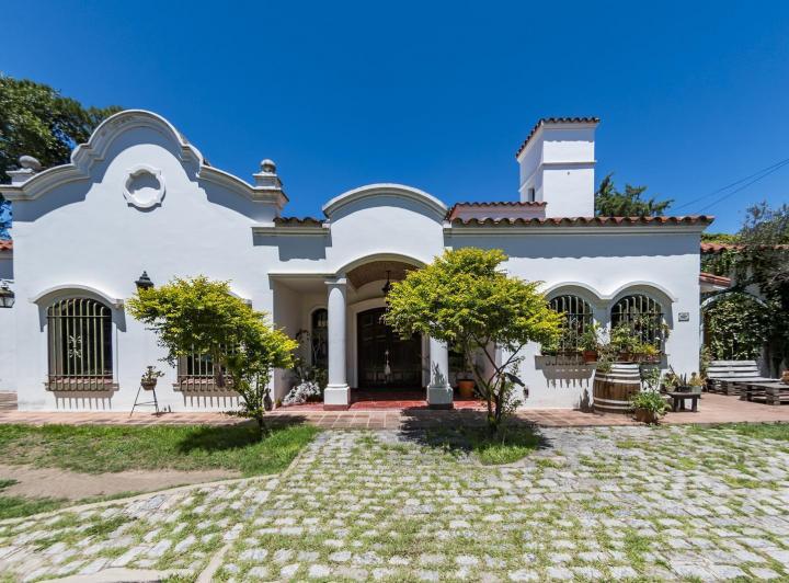Casa · 1500m² · 4 Ambientes · 2 Cocheras