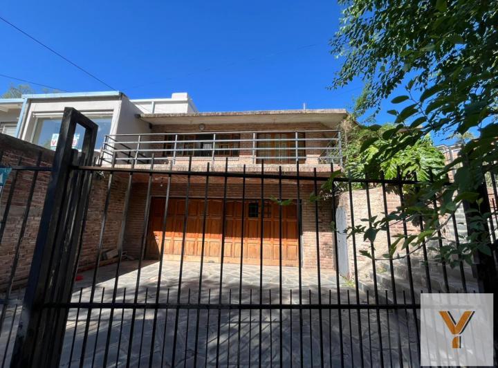 Casa · 400m² · 5 Ambientes · 1 Cochera