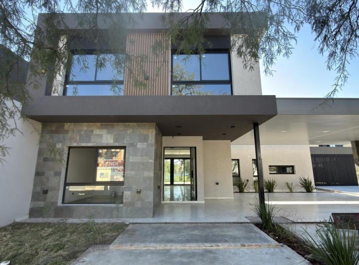 Casa · 300m² · 5 Ambientes · 2 Cocheras