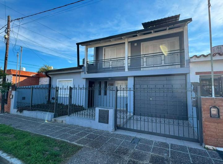 Casa · 242m² · 9 Ambientes · 1 Cochera