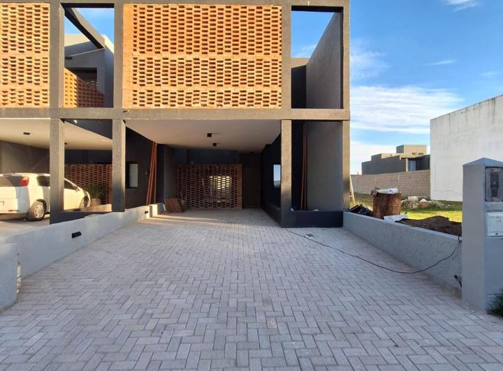 Casa · 175m² · 4 Ambientes · 2 Cocheras