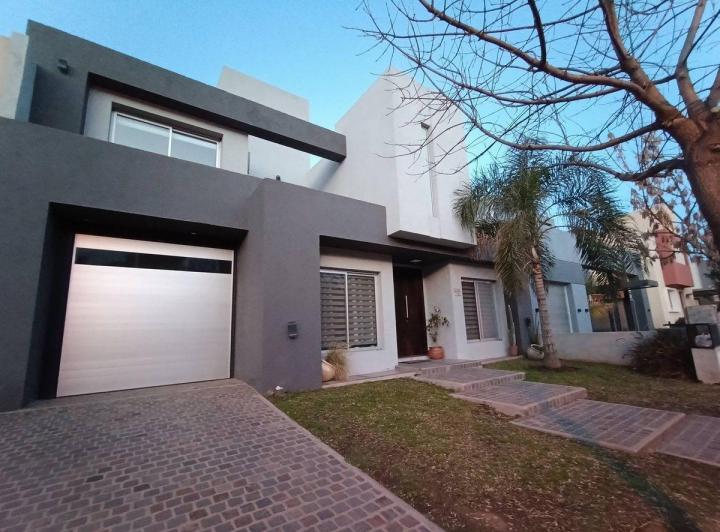 Casa · 270m² · 6 Ambientes · 2 Cocheras