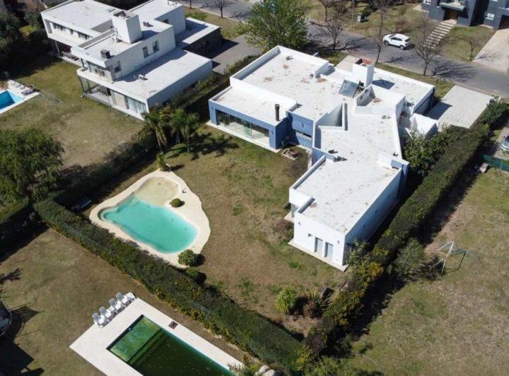 Casa · 378m² · 8 Ambientes · 2 Cocheras