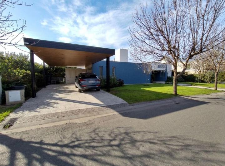Casa · 378m² · 8 Ambientes · 2 Cocheras
