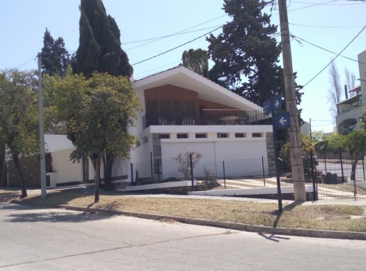 Casa · 259m² · 7 Ambientes · 2 Cocheras