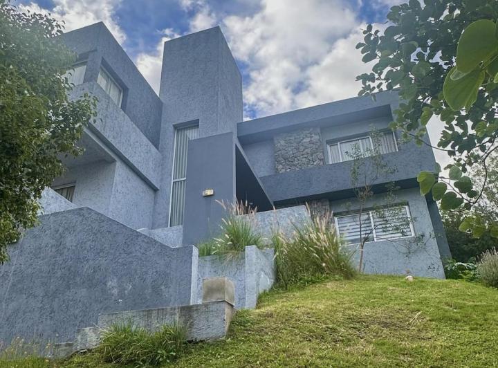 Casa · 310m² · 16 Ambientes · 2 Cocheras
