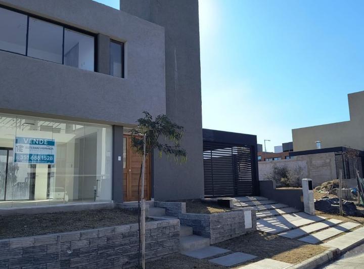 Casa · 180m² · 5 Ambientes · 2 Cocheras