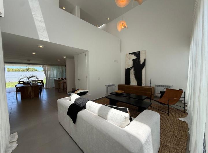 Casa · 200m² · 4 Ambientes · 2 Cocheras