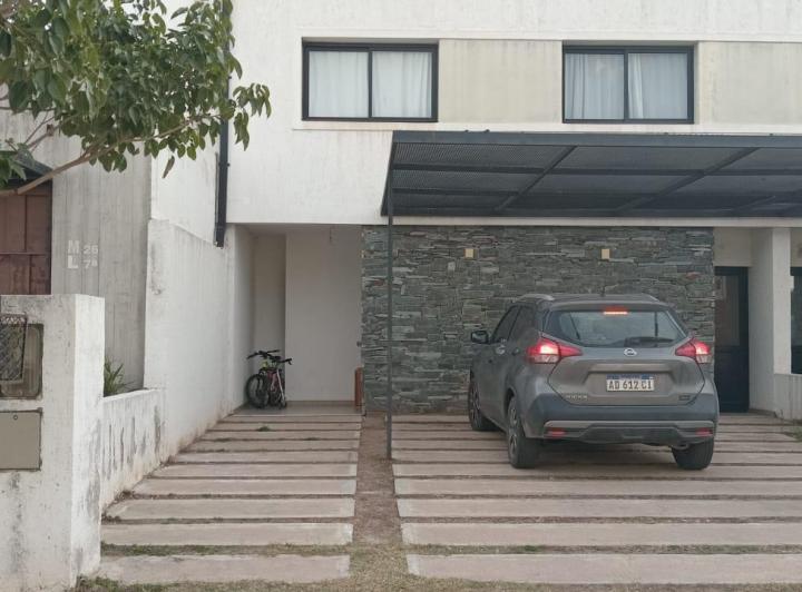Casa · 180m² · 5 Ambientes · 2 Cocheras