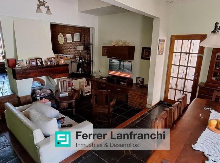 Casa · 223m² · 8 Ambientes · 2 Cocheras