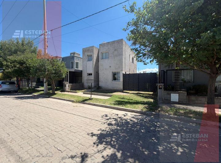 Casa · 94m² · 4 Ambientes · 1 Cochera