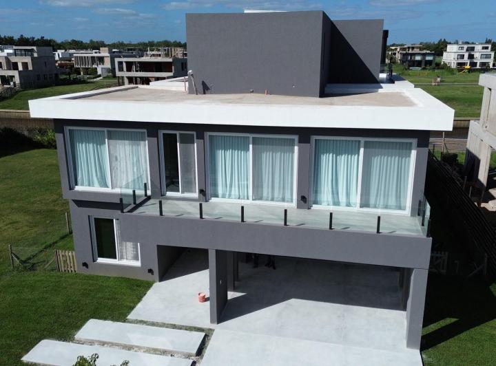 Casa · 460m² · 8 Ambientes · 3 Cocheras