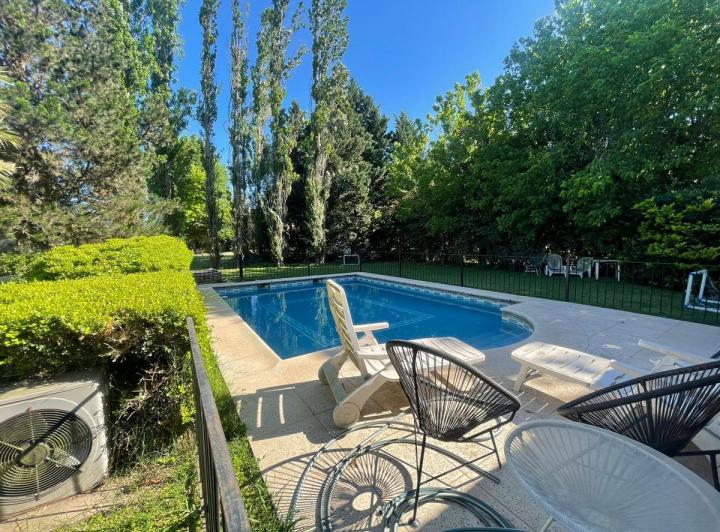 Casa · 320m² · 6 Ambientes · 5 Cocheras