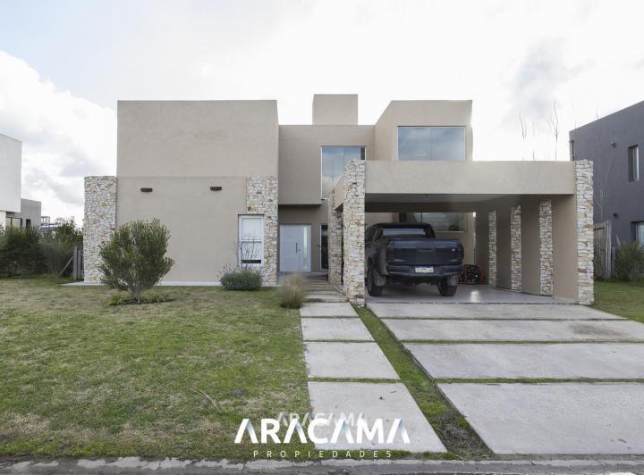 Casa · 190m² · 4 Ambientes · 2 Cocheras