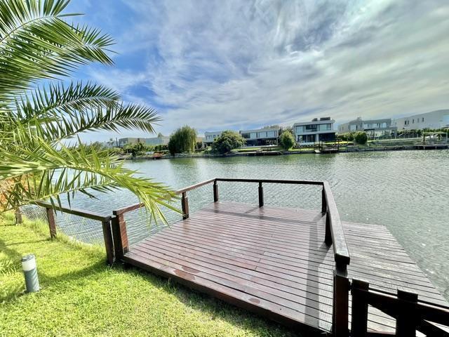 Casa · 270m² · 5 Ambientes · 4 Cocheras