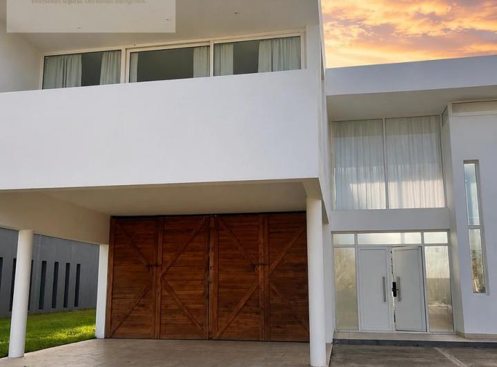 Casa · 342m² · 5 Ambientes · 2 Cocheras