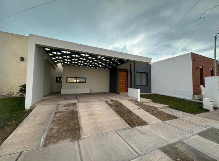Casa · 130m² · 6 Ambientes · 2 Cocheras