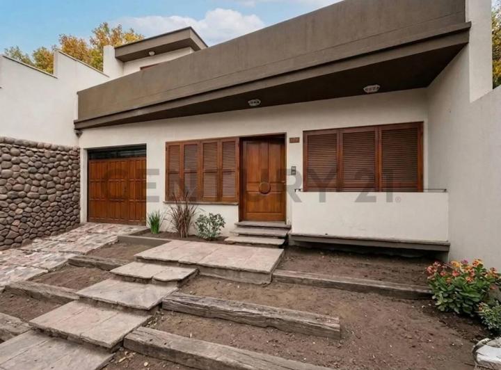 Casa · 350m² · 6 Ambientes · 2 Cocheras
