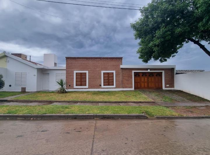 Casa · 180m² · 3 Dormitorios · 4 Cocheras