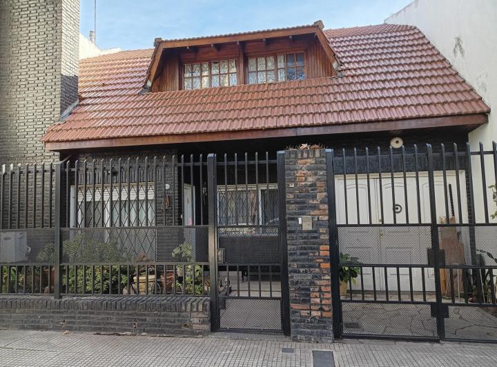 Casa · 200m² · 5 Ambientes · 2 Cocheras