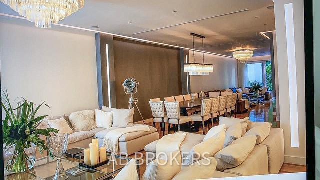 Casa · 718m² · 7 Ambientes · 3 Cocheras