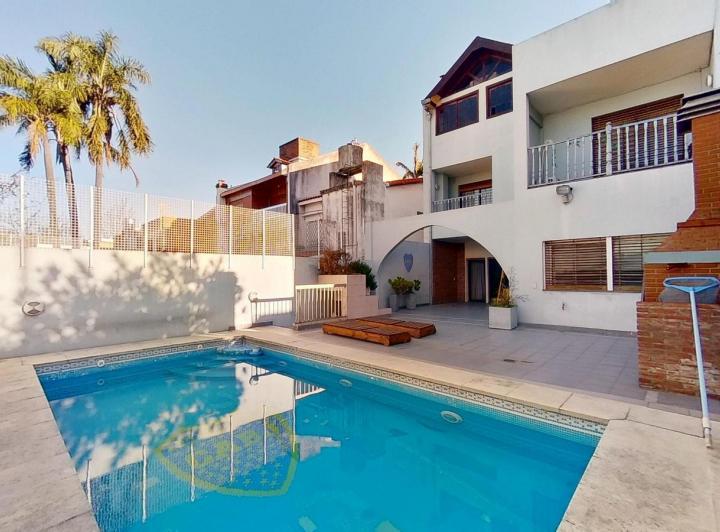 Casa · 410m² · 6 Ambientes · 4 Cocheras