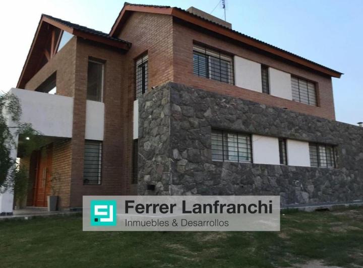 Casa · 406m² · 8 Ambientes · 2 Cocheras