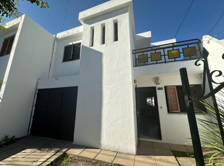 Casa · 100m² · 8 Ambientes · 1 Cochera