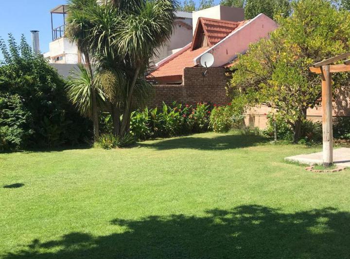 Casa · 240m² · 6 Ambientes · 3 Cocheras