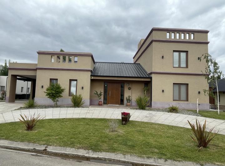 Casa · 235m² · 4 Ambientes · 2 Cocheras