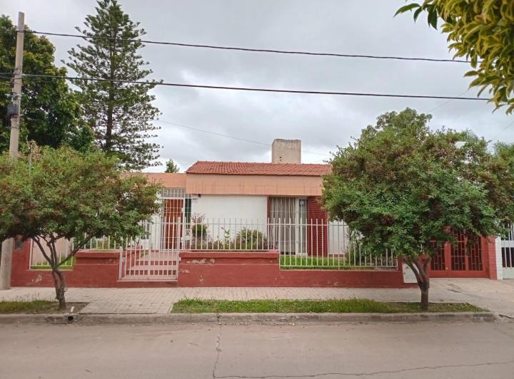 Casa · 105m² · 4 Ambientes · 1 Cochera