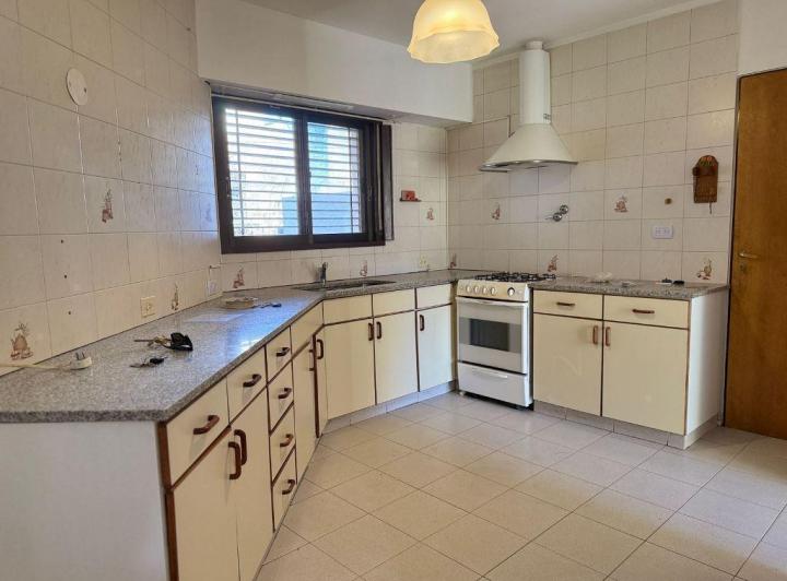 Casa · 237m² · 10 Ambientes · 1 Cochera