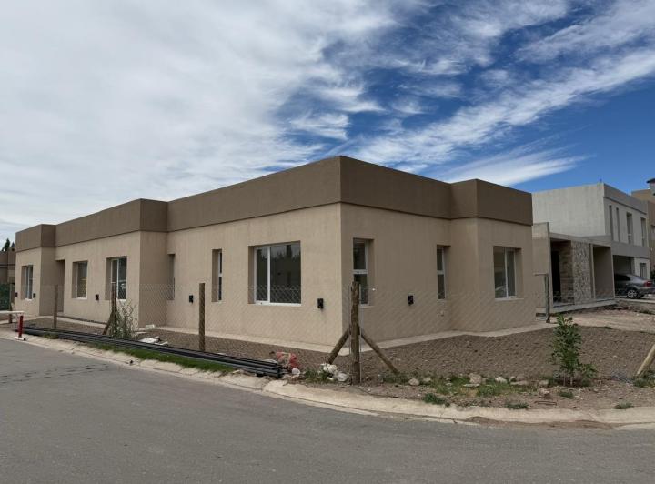 Casa · 400m² · 4 Ambientes · 2 Cocheras