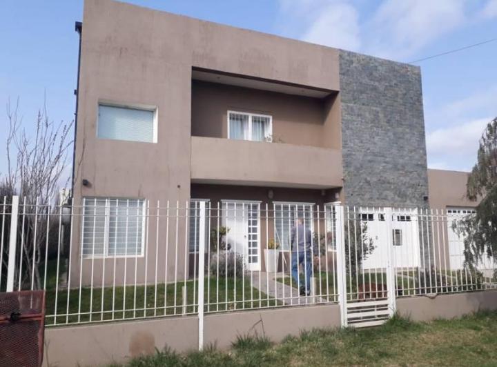 Casa · 263m² · 6 Dormitorios · 1 Cochera