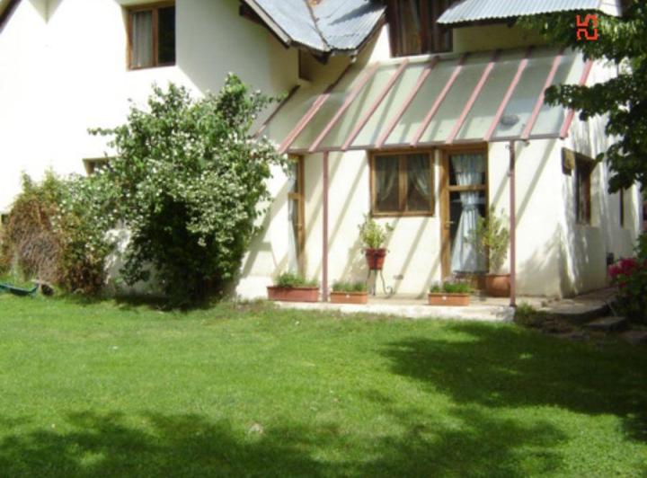 Casa · 220m² · 9 Ambientes · 3 Cocheras