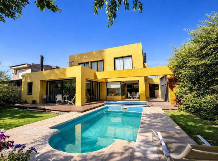 Casa · 230m² · 6 Ambientes · 2 Cocheras