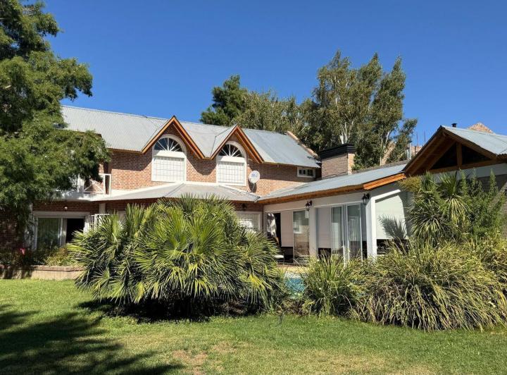 Casa · 800m² · 9 Ambientes · 2 Cocheras