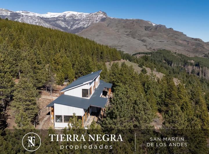Casa · 3900m² · 10 Ambientes · 6 Cocheras