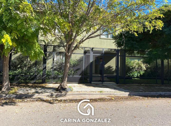Casa · 314m² · 6 Ambientes · 2 Cocheras