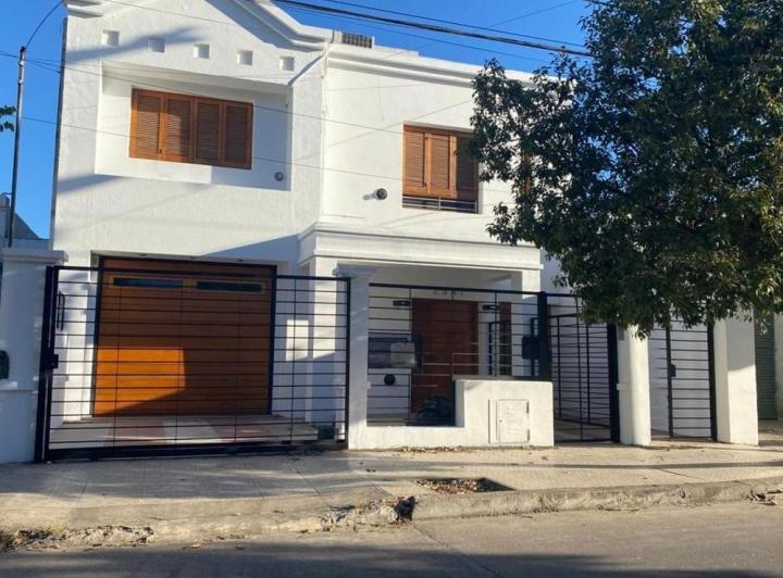 Casa · 215m² · 4 Ambientes · 2 Cocheras