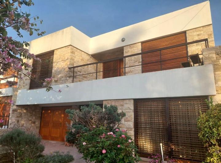 Casa · 300m² · 7 Ambientes · 1 Cochera