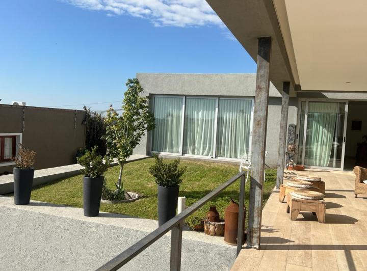 Casa · 200m² · 10 Ambientes · 2 Cocheras