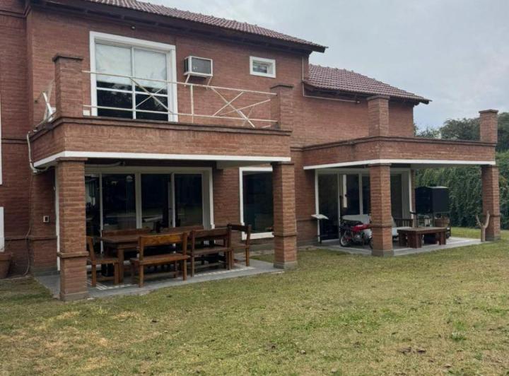 Casa · 400m² · 5 Ambientes · 2 Cocheras