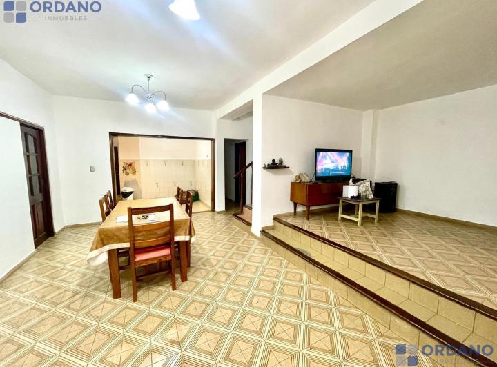 Casa · 242m² · 6 Ambientes · 1 Cochera