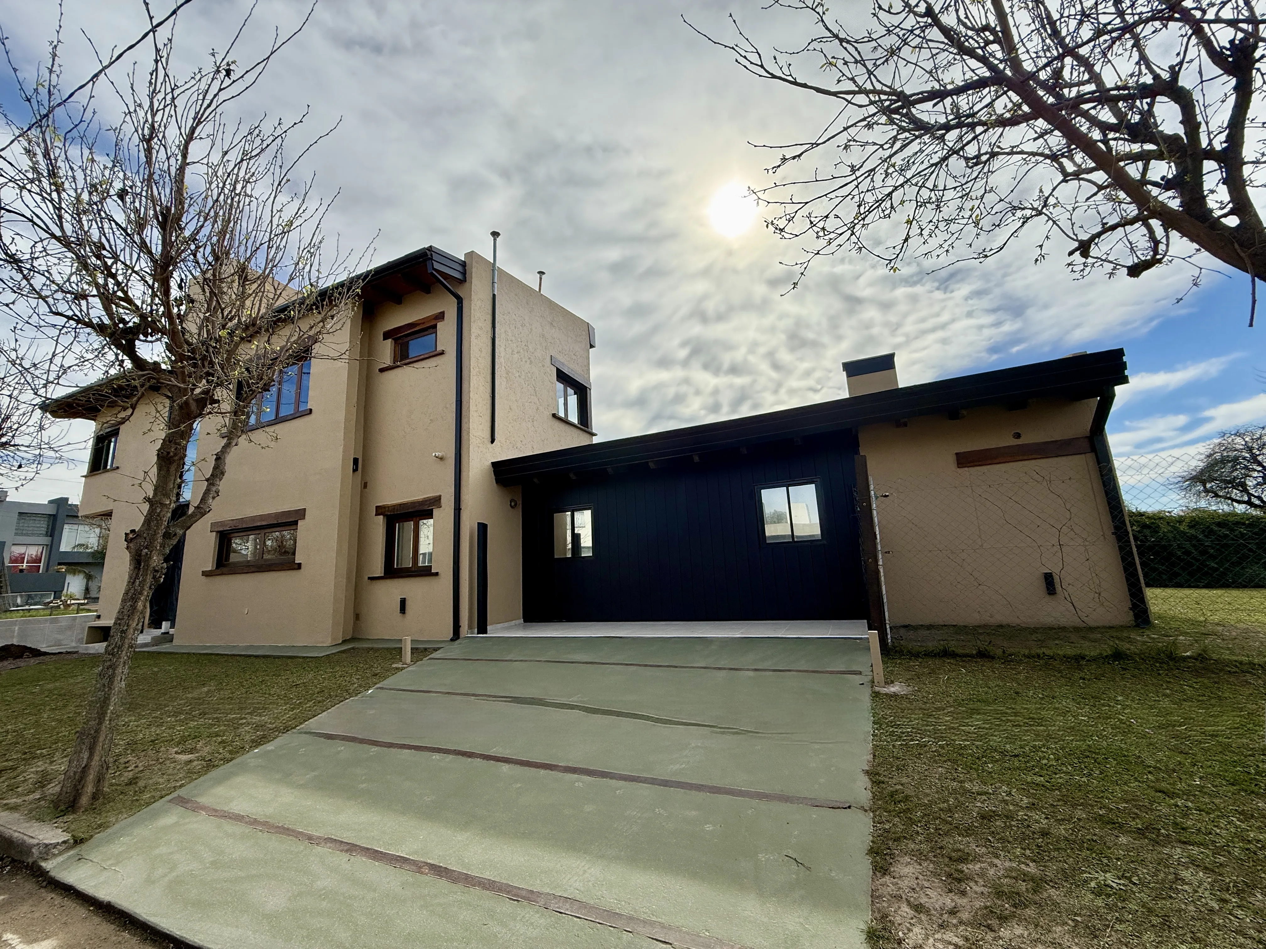 EXCEPCIONAL CASA EN ESQUINA – TEJAS DEL SUR III RESTAURADA A NUEVA