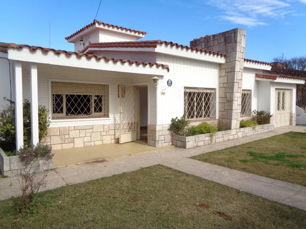 Barrio Villa Belgrano - Excelente Casa para Uso Comercial de 3 Dormitorios con G...